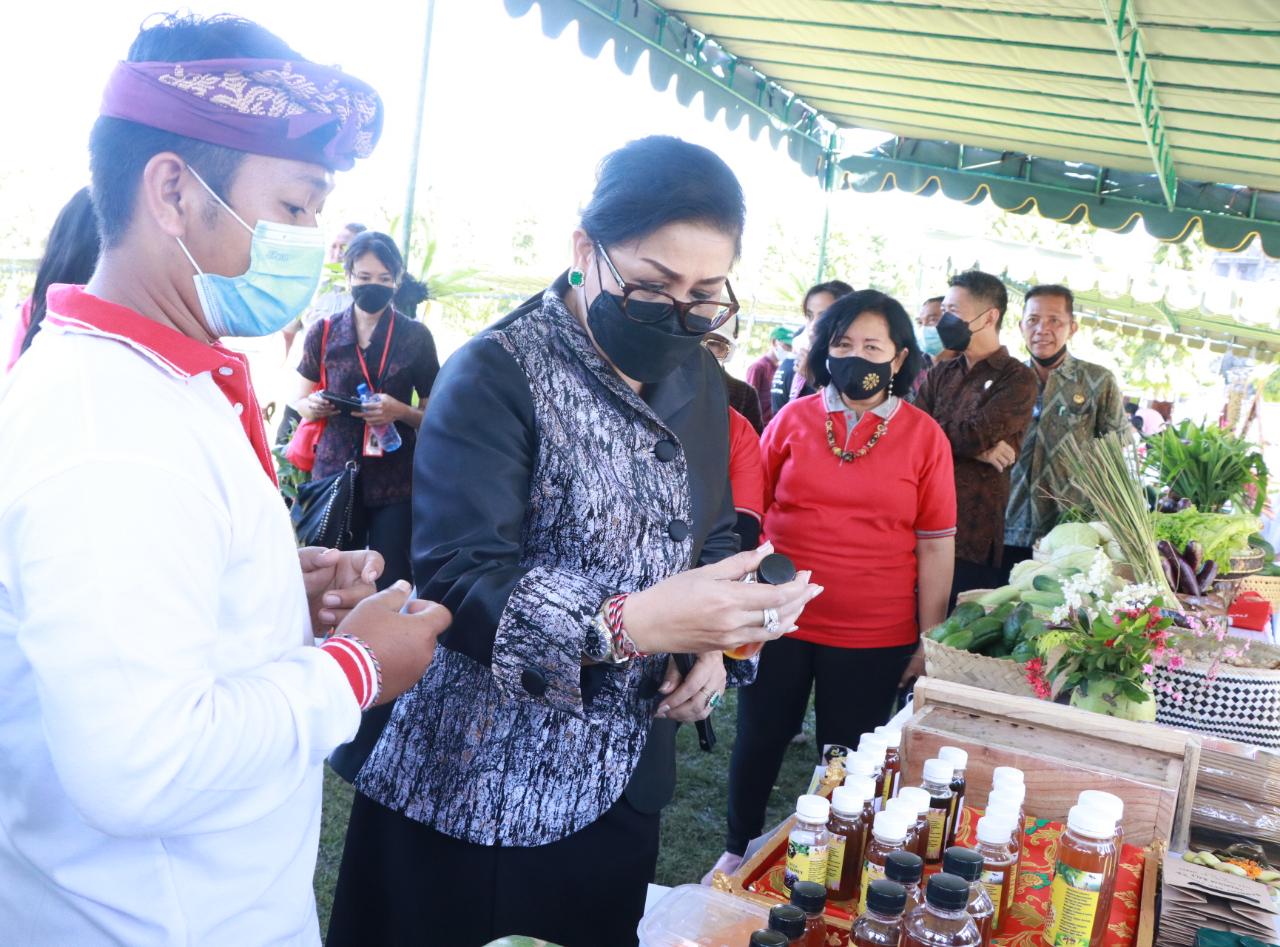 Ny. Putri Koster Kunjungi Gebyar Pasar Murah BKOW Provinsi Bali